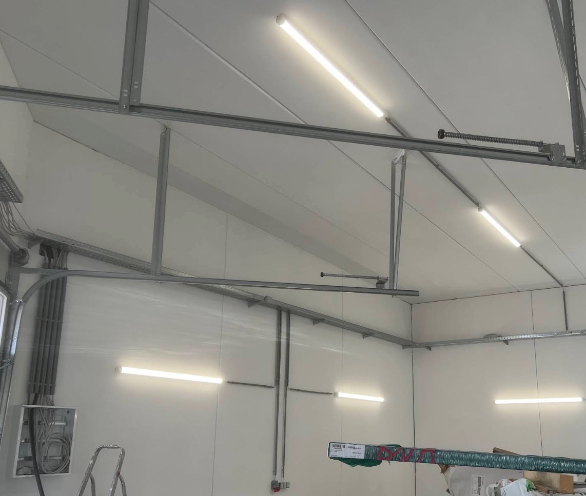 Instalacja elektryczna i oświetlenie w obiekcie firmowym